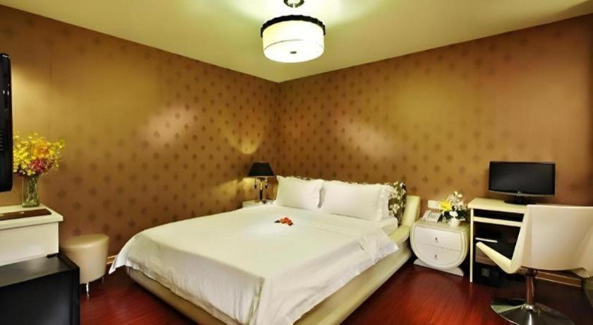 The White Hotel 8A Thai Van Lung Ho Chi Minh City Exterior photo